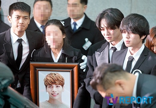 12 21 Shinee ジョンヒョンさん メンバーに見送られ出棺 最後を見守るsmの仲間たち 東方vハウス
