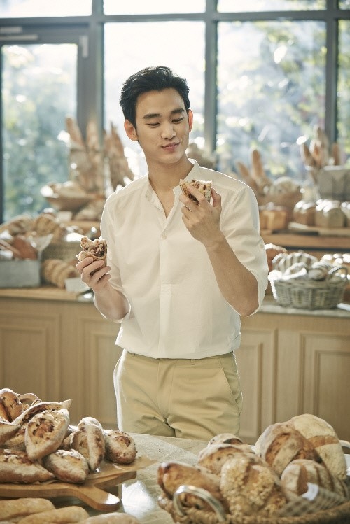 キム スヒョン パンを食べて幸せそうな笑顔 広告撮影のビハインドカット公開 Tenasia