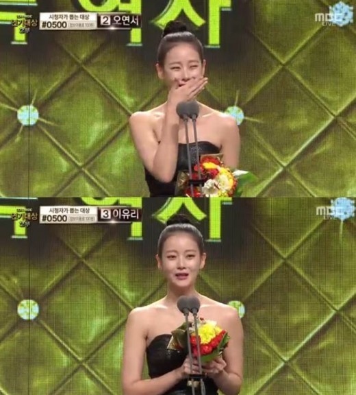 「MBC演技大賞」オ・ヨンソ、受賞コメント中に涙…客席のキム・ジフンが心強い応援“泣かないで”