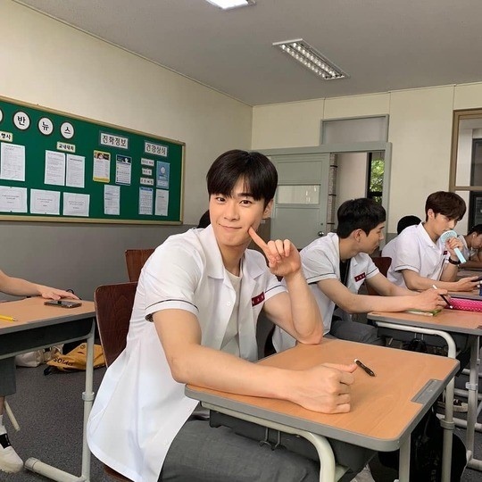 ASTRO ムンビン、ドラマ「十八の瞬間」撮影現場を公開…クラスメイトと和やかな雰囲気 - PICK UP - 韓流・韓国芸能ニュースはKstyle