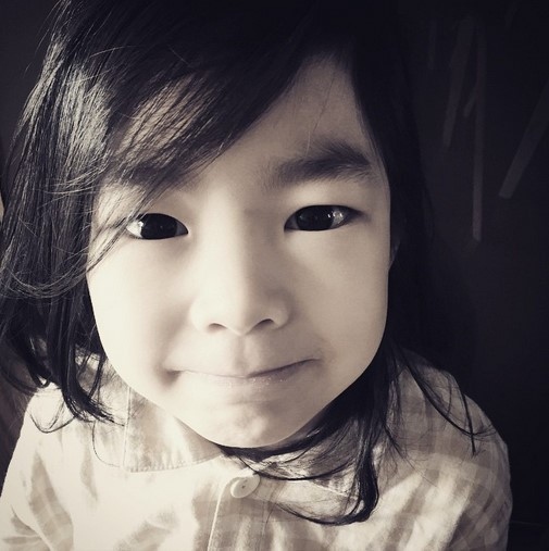 TABLOの娘ハルちゃん、純粋な眼差しの写真を公開“こんにちは！”