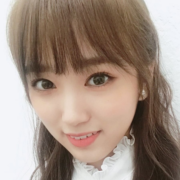 IZ*ONE 宮脇咲良＆矢吹奈子、超接近ショットで韓国風メイク披露？「ビックリしたでしょ」 ENTERTAINMENT 韓流・韓国芸能