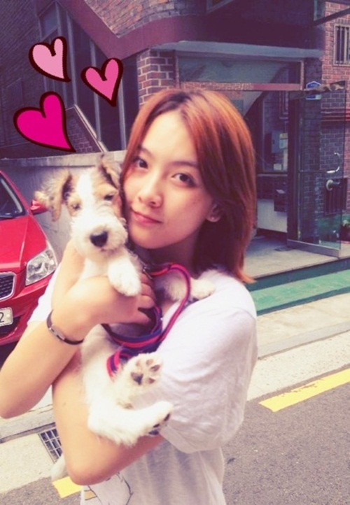 Kara ジヨン 子犬抱いて散策中 すっぴんも可愛い Entertainment